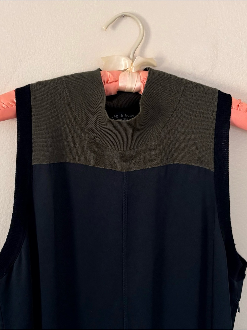 Sleeveless Black and Olive Shift Dress - Super Chic - Picture 3 of 5